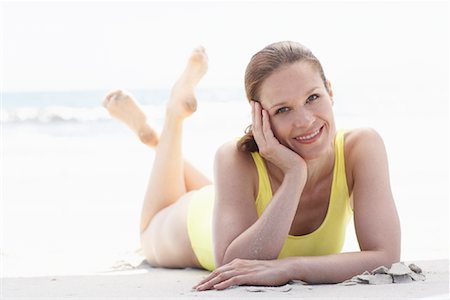 simsearch:700-00522399,k - Femme allongée sur la plage Photographie de stock - Rights-Managed, Code: 700-00846941