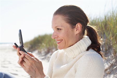 simsearch:700-01199784,k - Femme sur la plage avec téléphone cellulaire Photographie de stock - Rights-Managed, Code: 700-00846969