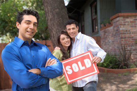signs for mexicans - Real Estate Agent With Couple Foto de stock - Con derechos protegidos, Código: 700-00847304
