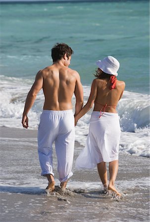 simsearch:400-04377093,k - Couple Walking on Beach Stock Photo - Rights-Managed, Code: 700-00848293