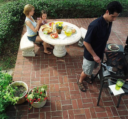 simsearch:846-02793585,k - Family Barbeque on Patio Stock Photo - Rights-Managed, Code: 700-00848572