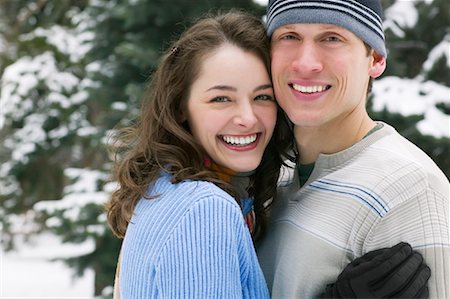 simsearch:600-01248341,k - Couple Outdoors in the Winter Foto de stock - Con derechos protegidos, Código: 700-00864557