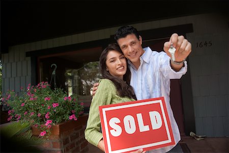 sold sign - Couple avec signe vendu et nouvelles clés à domicile Photographie de stock - Rights-Managed, Code: 700-00866504
