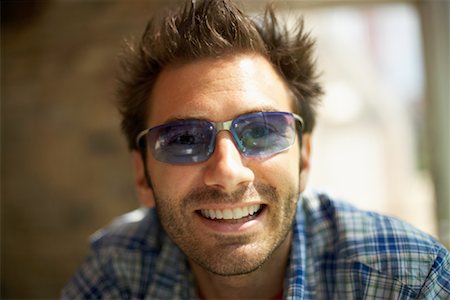 simsearch:700-00683285,k - Portrait d'un homme portant des lunettes de soleil Photographie de stock - Rights-Managed, Code: 700-00897429