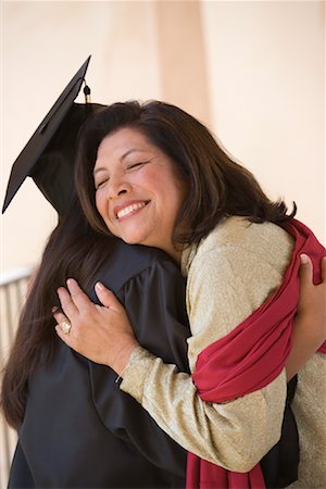 Mère fille embrassant diplômé Photographie de stock - Rights-Managed, Code: 700-00897771