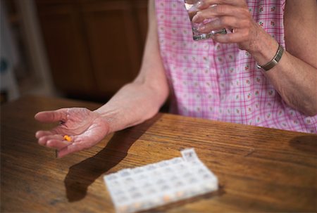 simsearch:6108-05867295,k - Woman Holding Pills Stock Photo - Rights-Managed, Code: 700-00917695