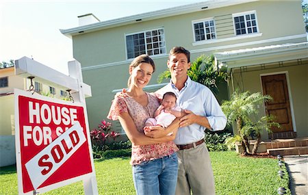 sold sign - Famille à l'extérieur de la maison vendue Photographie de stock - Rights-Managed, Code: 700-00918020