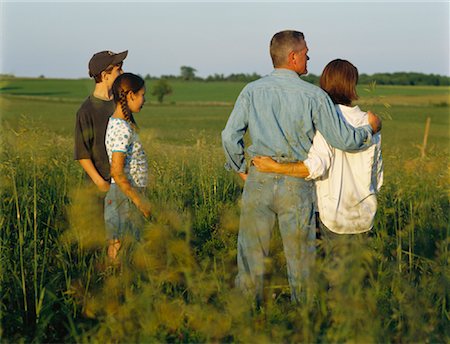simsearch:640-02951471,k - Family Standing in Field Stock Photo - Rights-Managed, Code: 700-00910130