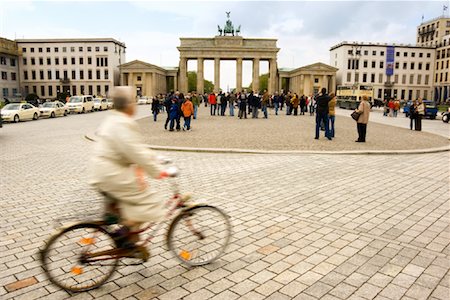 Piétons et cyclistes autour de la place de ville, Pariser Platz, Berlin, Allemagne Photographie de stock - Rights-Managed, Code: 700-00934146