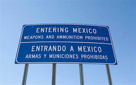 signs for mexicans - Sign at Mexico Boarder Crossing, Mexico Foto de stock - Con derechos protegidos, Código: 700-00949122
