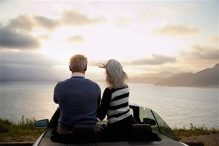 simsearch:700-01100185,k - Couple regarder le coucher de soleil depuis Convertible, San Francisco, Californie, USA Photographie de stock - Rights-Managed, Code: 700-00983398