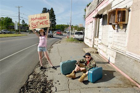 Couple essayant d'attelage un tour hors de la ville Photographie de stock - Rights-Managed, Code: 700-01014843