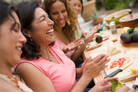 family dinner garden - Women Preparing Food at Family Gathering Foto de stock - Con derechos protegidos, Código: 700-01041314