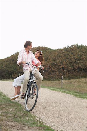 simsearch:6108-06166561,k - Couple Riding Bicycle Together Foto de stock - Con derechos protegidos, Código: 700-01042797