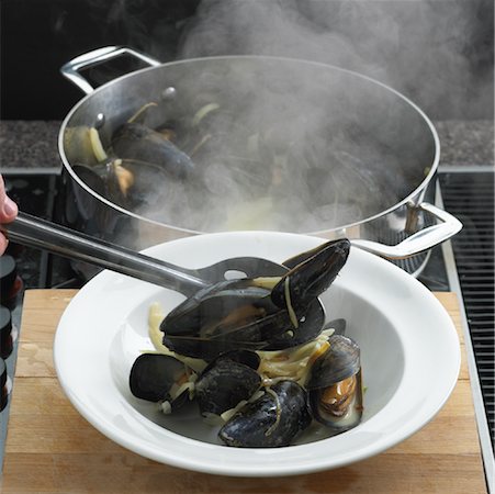 pot light - Mussels in Garlic Fennel Cream Stock Photo - Rights-Managed, Code: 700-01083420