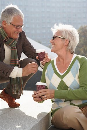 simsearch:700-01100185,k - Homme et une femme jouissant de café sur les étapes Photographie de stock - Rights-Managed, Code: 700-01100198
