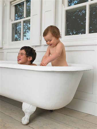 siblings bathing - Sisters in Bathtub Stock Photo - Rights-Managed, Code: 700-01119902