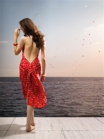 simsearch:400-06628918,k - Femme debout sur le quai, regardant dehors à l'océan Photographie de stock - Rights-Managed, Code: 700-01119970