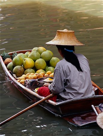 simsearch:841-08102090,k - Woman with Produce in Riverboat, Damnoen Saduak Floating Market, Bangkok, Thailand Stock Photo - Rights-Managed, Code: 700-01111590