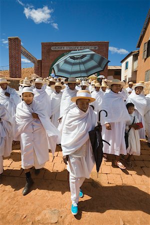 People Dressed in White Walking to Church, Soatanana, Madagascar Foto de stock - Con derechos protegidos, Código: 700-01112728