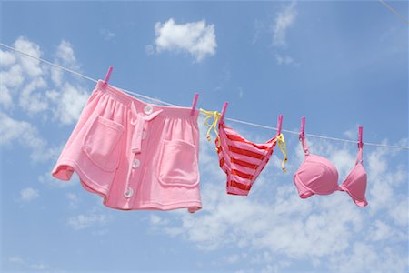 Maillot de bain et jupe en ratine suspendus sur la corde à linge Photographie de stock - Rights-Managed, Code: 700-01173355