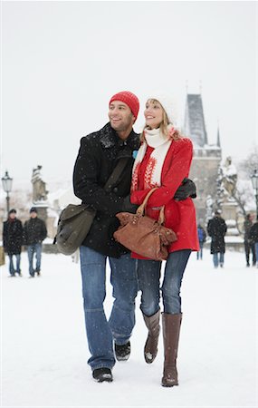 simsearch:600-01248341,k - Couple Walking in Snow Foto de stock - Con derechos protegidos, Código: 700-01185255