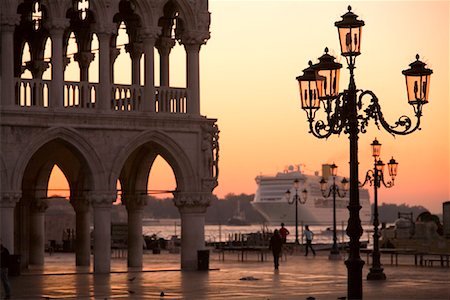 simsearch:700-01111260,k - Cruise Ship, St Mark's Square, Venice, Italy Stock Photo - Rights-Managed, Code: 700-01185469