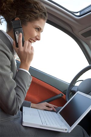 simsearch:700-01199784,k - Femme d'affaires dans la voiture à l'aide de téléphone portable et ordinateur portable Photographie de stock - Rights-Managed, Code: 700-01194917