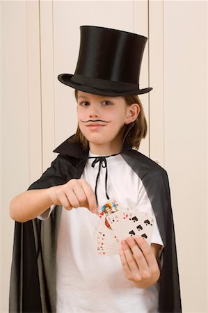 simsearch:700-03299206,k - Boy Performing Card Trick Foto de stock - Con derechos protegidos, Código: 700-01198887