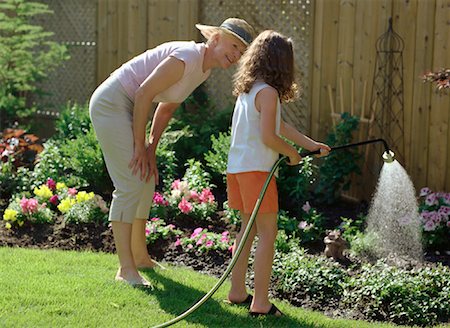 family backyard gardening not barbeque - Grand-mère et petite-fille d'arroser les plantes Photographie de stock - Rights-Managed, Code: 700-01234770