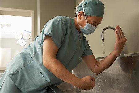 simsearch:700-01234802,k - Surgeon Washing Hands Stock Photo - Rights-Managed, Code: 700-01234876