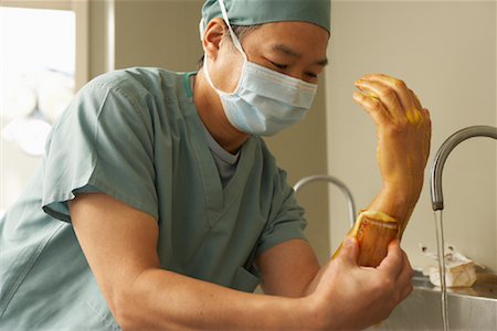 simsearch:700-01234802,k - Surgeon Washing Hands Stock Photo - Rights-Managed, Code: 700-01234877