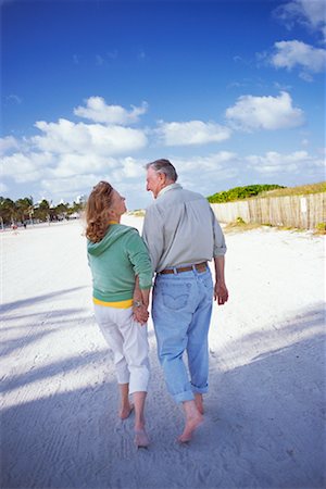 Couple Walking at Beach Foto de stock - Con derechos protegidos, Código: 700-01259802