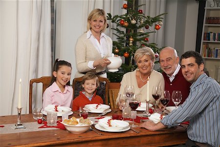 father christmas family portrait - Portrait de famille à Table Photographie de stock - Rights-Managed, Code: 700-01344965