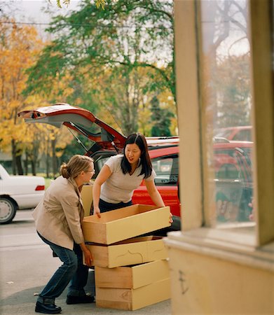 friends lifting someone - Femmes déchargement tiroirs de camion Photographie de stock - Rights-Managed, Code: 700-01459136