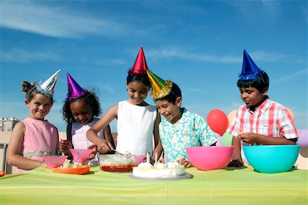 simsearch:700-00042541,k - Children at Birthday Party Foto de stock - Con derechos protegidos, Código: 700-01459144