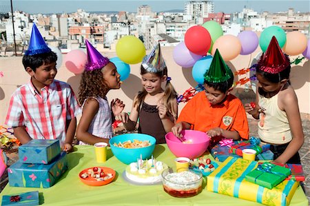 simsearch:700-00042541,k - Children at Birthday Party by Edge of City Foto de stock - Con derechos protegidos, Código: 700-01459148
