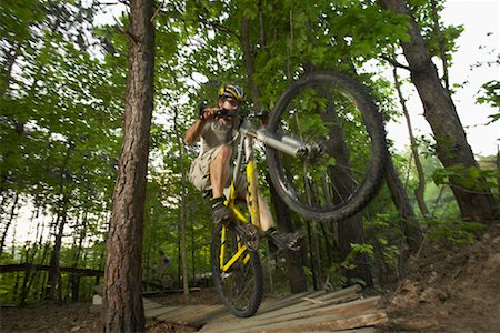 simsearch:853-06120449,k - Man Mountain Biking Foto de stock - Con derechos protegidos, Código: 700-01494540