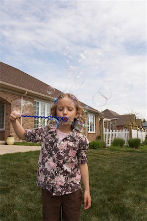 simsearch:700-03004336,k - Girl Blowing Bubbles Foto de stock - Con derechos protegidos, Código: 700-01494592