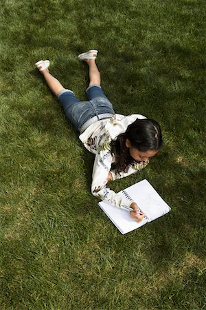 simsearch:700-03004336,k - Girl Lying on Lawn, Writing Foto de stock - Con derechos protegidos, Código: 700-01494606