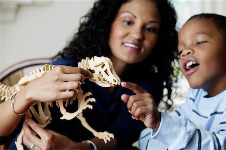 Mother and Son Playing with Dinosaur Model Foto de stock - Con derechos protegidos, Código: 700-01519693