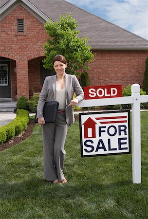 sold sign - Agent immobilier de vente signe Photographie de stock - Rights-Managed, Code: 700-01571945