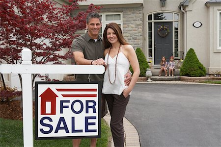 sold sign - Portrait d'un Couple de maisons de vente signe Photographie de stock - Rights-Managed, Code: 700-01571959