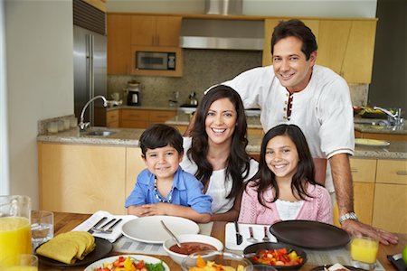 simsearch:700-01585844,k - Portrait de famille dans la cuisine Photographie de stock - Rights-Managed, Code: 700-01585846
