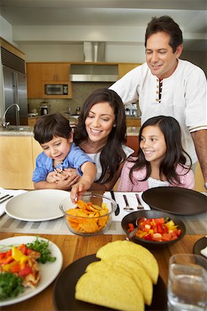 simsearch:700-01585844,k - Portrait de famille dans la cuisine Photographie de stock - Rights-Managed, Code: 700-01585848