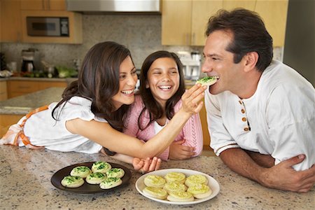 simsearch:700-01585844,k - Mère, père et fille dans la cuisine Photographie de stock - Rights-Managed, Code: 700-01585851