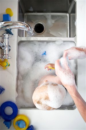 simsearch:600-03623040,k - Baby Bathing in Kitchen Sink Foto de stock - Con derechos protegidos, Código: 700-01587009