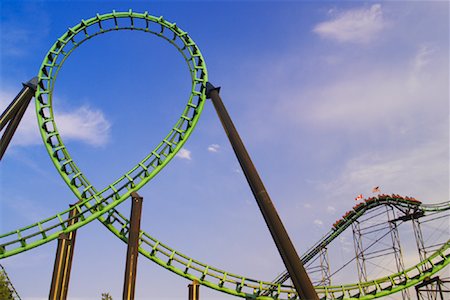 people riding roller coasters - Viper Roller Coaster, 6 Flags Darien Lake Amusement Park, Darien Center, New York, USA Foto de stock - Con derechos protegidos, Código: 700-01587280