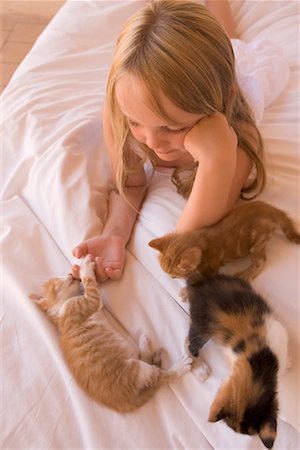 preteen girl pussy - Fille avec des chatons Photographie de stock - Rights-Managed, Code: 700-01587348