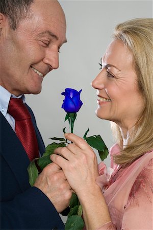 Man and Woman with Blue Rose Foto de stock - Con derechos protegidos, Código: 700-01607044
